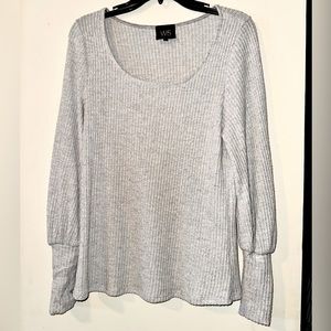 Women’s Scoop Neck Sweater EUC